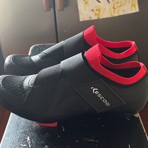 Kescoo Black Cycling Shoes with Red Trim